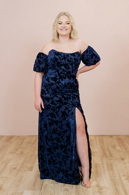 Model: Lauren; Size: M; Color: Navy styled with the Mona Floral Burnout Velvet dress in Navy