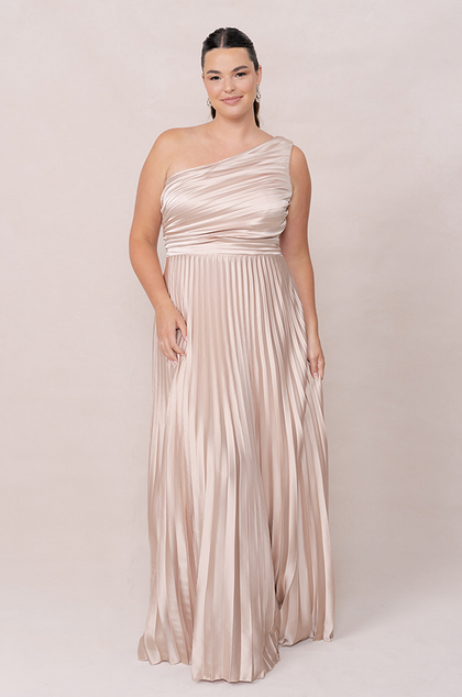 Model: Claire; Size: 16; Color: Soft Champagne