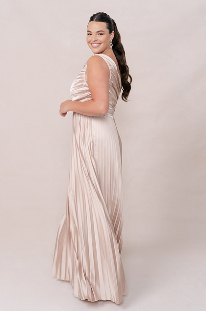 Model: Claire; Size: 16; Color: Soft Champagne