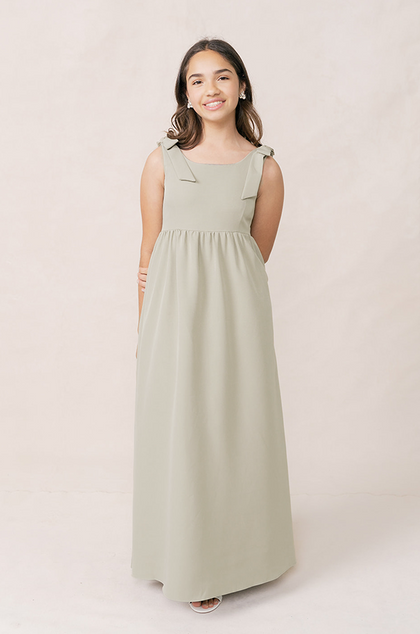 Model: Sianah; Size: J12; Color: Silver Sage