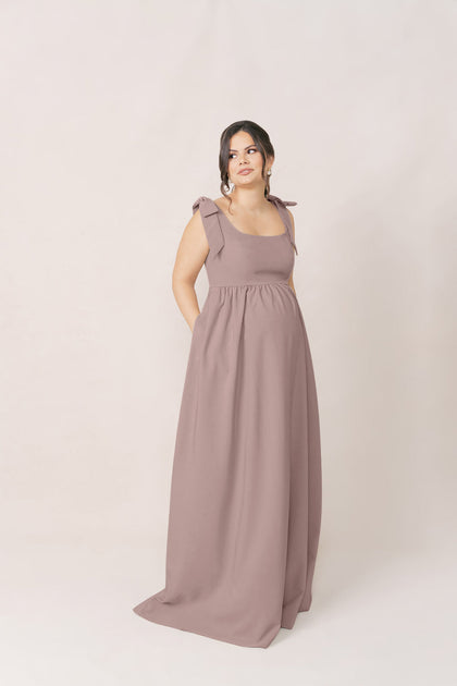 Model: Barbara; Size: 14; Color: Latte