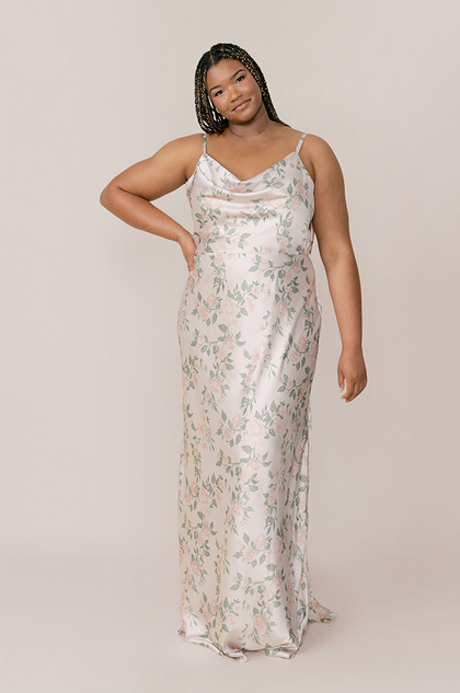 Model: Ashtyn; Size: 24 Tall; Color: Soft Champagne Bouquet