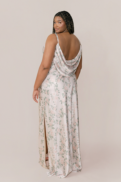 Model: Ashtyn; Size: 24 Tall; Color: Soft Champagne Bouquet