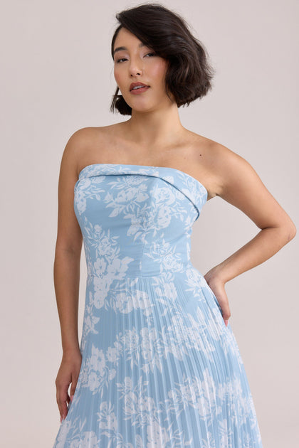 Model: Clarissa; Size: 6; Color: Sky Blue Bouquet