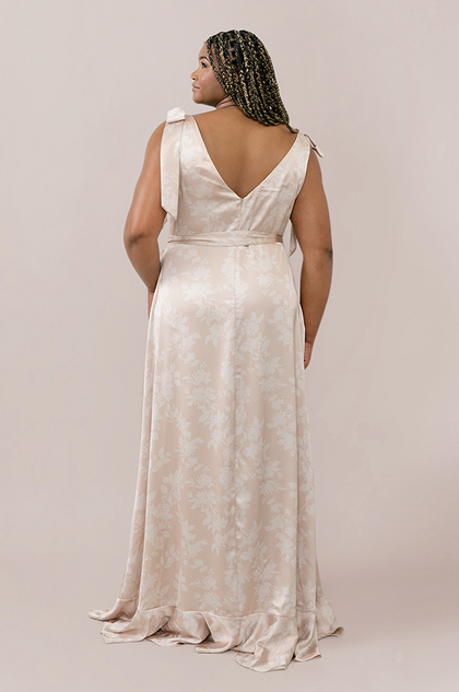 Model: Ashtyn; Size: 24 Tall; Color: Gold Champagne Bouquet