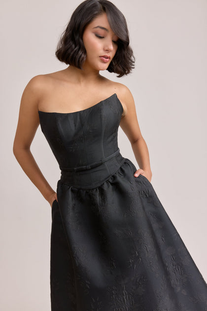 Model: Clarissa; Size: 6; Color: Black